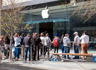 people lining up in apple store to buy iPhone