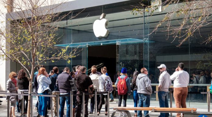 people lining up in apple store to buy iPhone