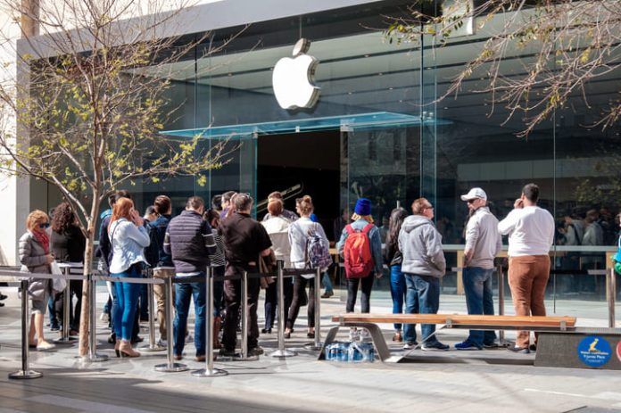 iStock-605742642 (1) people lining up in apple store to buy iPhone