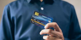 Kredittkort Test: Tips on Picking the Best Cards for Your Needs Person Holding a Credit Card
