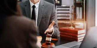 Chris Randle, Kansas Attorney Advocate for Legal Education and Access Chris Randle, Attorney giving advice to the client