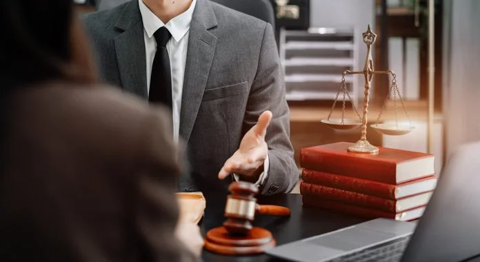 Chris Randle, Kansas Attorney Advocate for Legal Education and Access Chris Randle, Attorney giving advice to the client