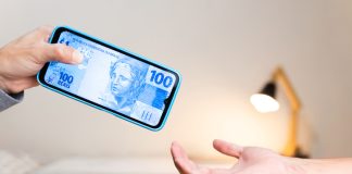 Digital Allowances: Why Parents Are Turning to uRecharge.com Parent giving digital allowances to student