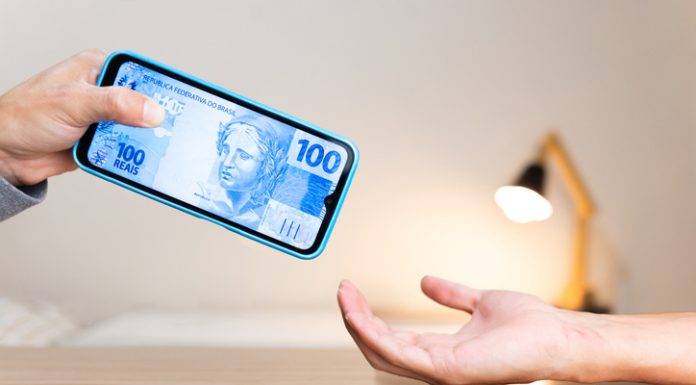 Digital Allowances: Why Parents Are Turning to uRecharge.com Parent giving digital allowances to student