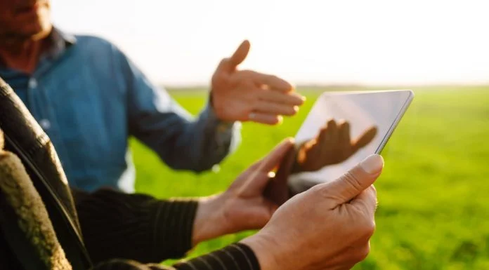 Innovation Overload: How Tanner Winterhof Helps Farmers Navigate Trade Show Technology Farmers - Smart farm