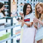Comfort - Girls at shopping center