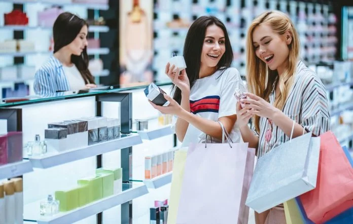 Comfort - Girls at shopping center