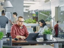 Why 996, 5-Day, and 4-Day Workweeks Impact Freelancers and Full-Timers Differently Freelancers working using computer