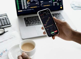 Person holding a Smartphone for MT5 trading