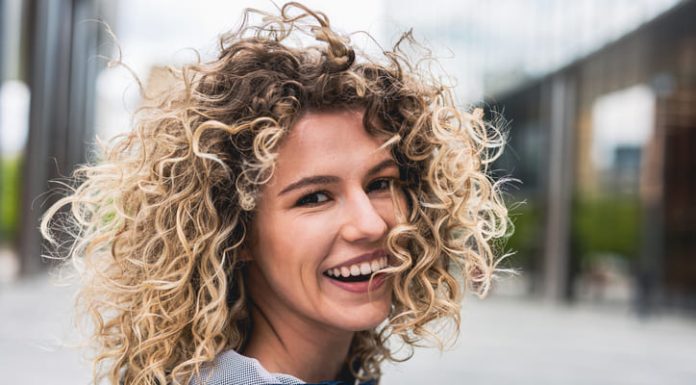 Beginner-Friendly Curls: Isee Hair Curly Wig vs. Glueless Curly Wig Options Portrait of a young woman with curly hair