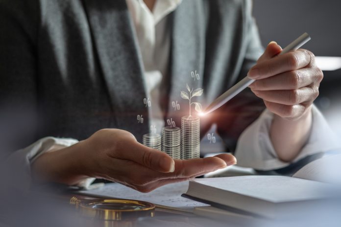 The investor shows the process of accumulating money. Business loan to help the business grow