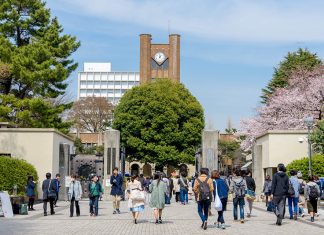 How Do 200-Year-Old Institutions Innovate? The Example of Business Schools business school innovation