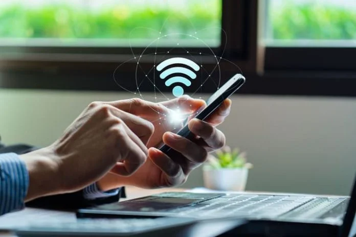 iStock-1951614109 (1) Wifi internet access concept, Business people connect WiFi technology. connect instantly via smartphone and high-speed hotspot on Gigstreem.