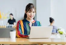 Young woman using japandates in a computer in a cafe