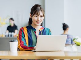 Young woman using japandates in a computer in a cafe