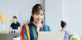 Young woman using japandates in a computer in a cafe