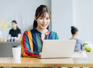 Young woman using japandates in a computer in a cafe
