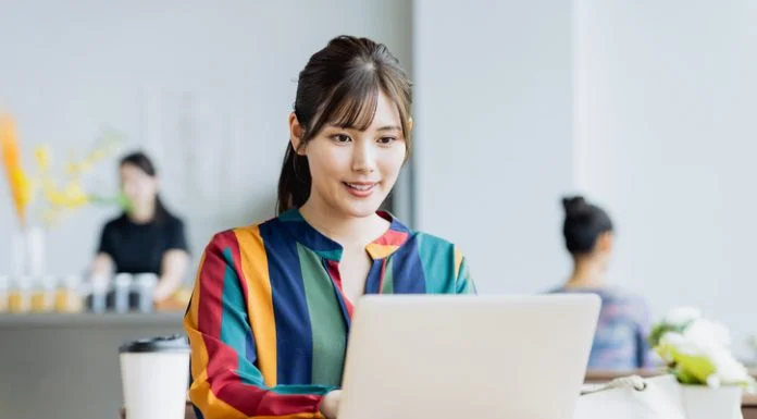 Young woman using japandates in a computer in a cafe