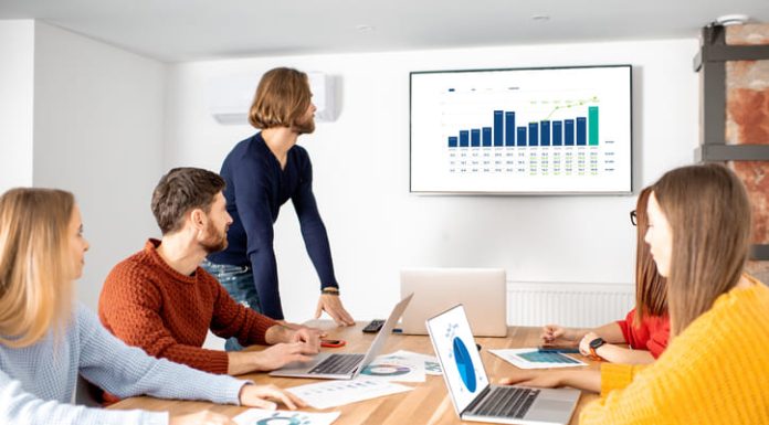 François Lamoureux Questions the Obsession With Revenue and Proposes a Model Few Founders Will Choose François Lamoureux leading the meeting on company's revenue