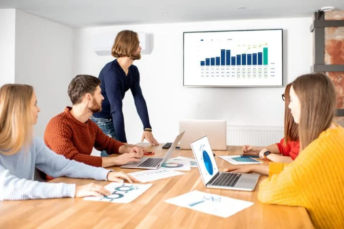 iStock-1088059076 (1) François Lamoureux leading the meeting on company's revenue