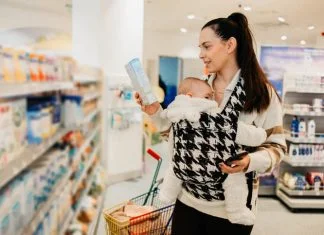 mom buying Organic Baby Formula in retails store