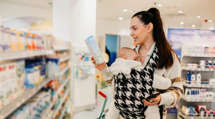 mom buying Organic Baby Formula in retails store