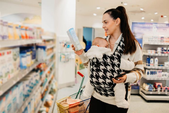 iStock-2264274581 (1) mom buying Organic Baby Formula in retails store