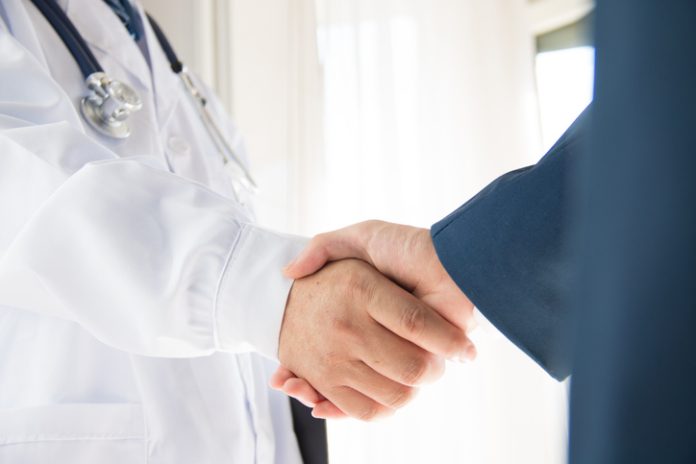 Doctor and businessman shaking hands best hair transplant clinics