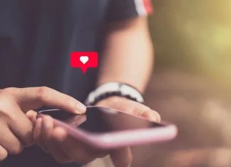 Datingriviera Review - smart phone with heart icon