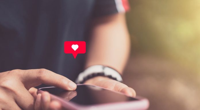 A Balanced Review of Datingriviera, Its Advantages and Drawbacks Datingriviera Review - smart phone with heart icon
