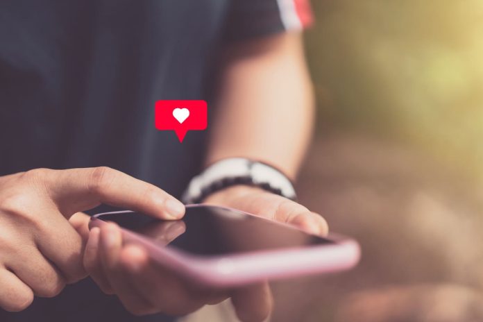Datingriviera Review - smart phone with heart icon