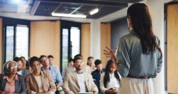Workshop, training and feedback summit with coach, sales education and crowd for career development
