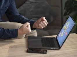 player playing in igaming
