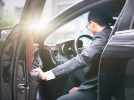 Why Corporate Clients Prefer Professional Meet-and-Greet Chauffeurs At MCO Baggage Claim MCO chauffeur service