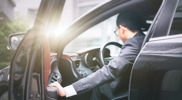 Why Corporate Clients Prefer Professional Meet-and-Greet Chauffeurs At MCO Baggage Claim MCO chauffeur service