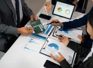 How Can Growing Businesses Pay a Mixed Workforce Without Costly Mistakes? Growing Businesses Pay a Mixed Workforce