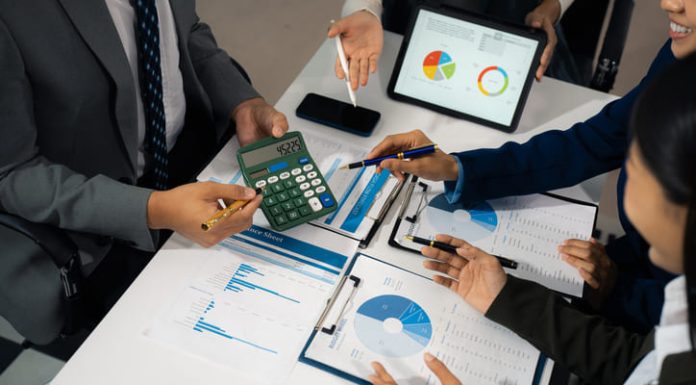 How Can Growing Businesses Pay a Mixed Workforce Without Costly Mistakes? Growing Businesses Pay a Mixed Workforce