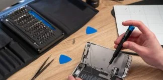 Phone Repair Industry: Trends and What’s Coming Next Phone Repair Industry - repairs an iPhone