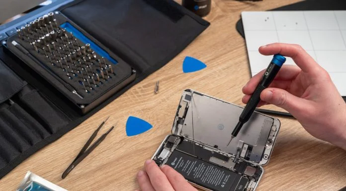 Phone Repair Industry: Trends and What’s Coming Next Phone Repair Industry - repairs an iPhone