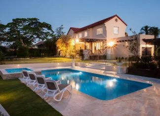 Deep Luxury and Evgeny Skigin - Modern pool with a large house
