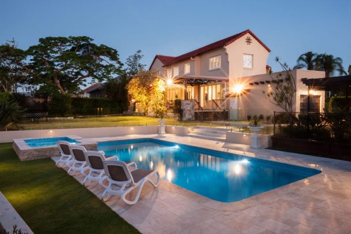 iStock-583727974 (1) (1) Deep Luxury and Evgeny Skigin - Modern pool with a large house